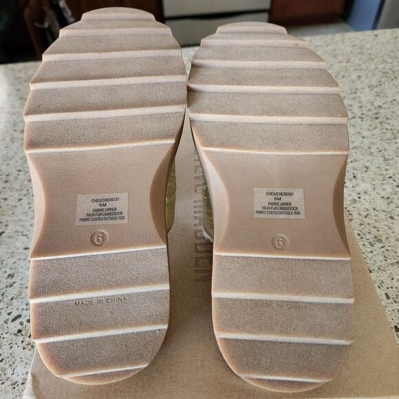 Steve Madden Chex Gold Metallic Quilted Slippers Faux Fur Lining Size 6 NIB - Picture 8 of 10